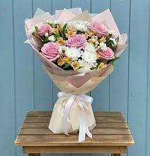Букет цветов из:  Гвоздики, Орхидеи и Розы в Новокорсунской