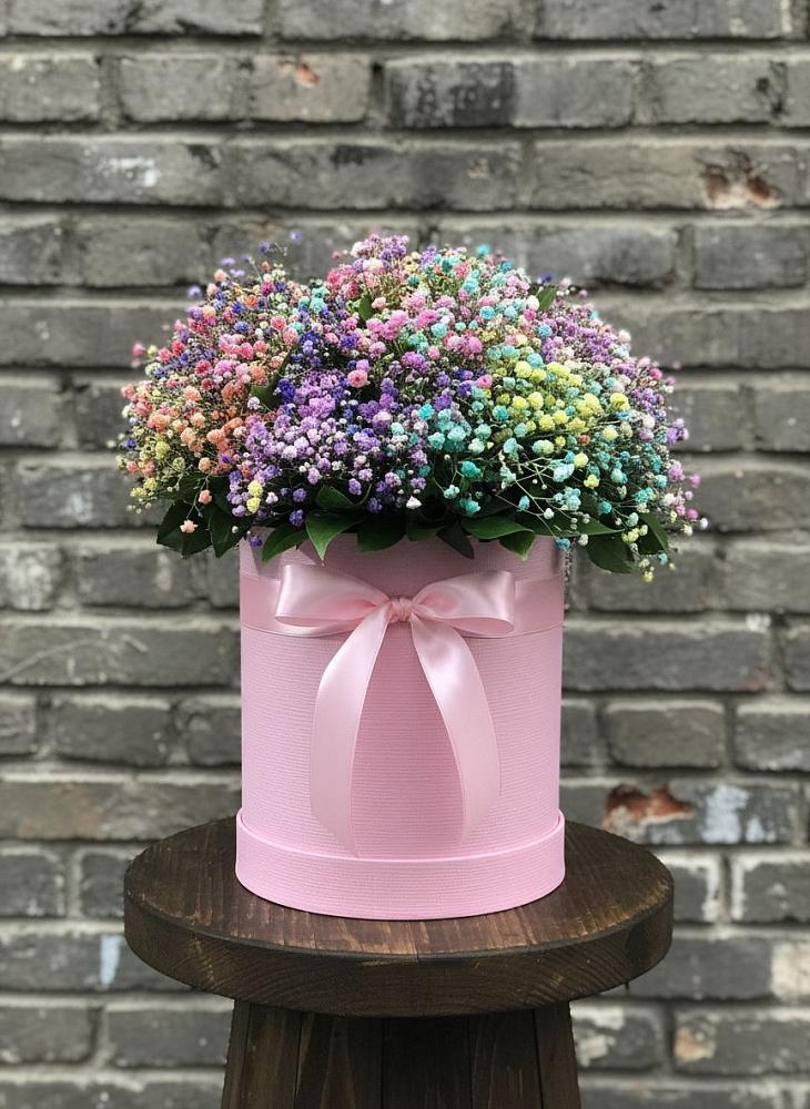 Цветочная композиция из Гипсофила и Розы в шляпной коробке в Новокорсунской