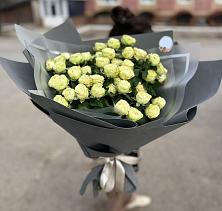 Букет Белые кустовые розы Солинеро в Новокорсунской