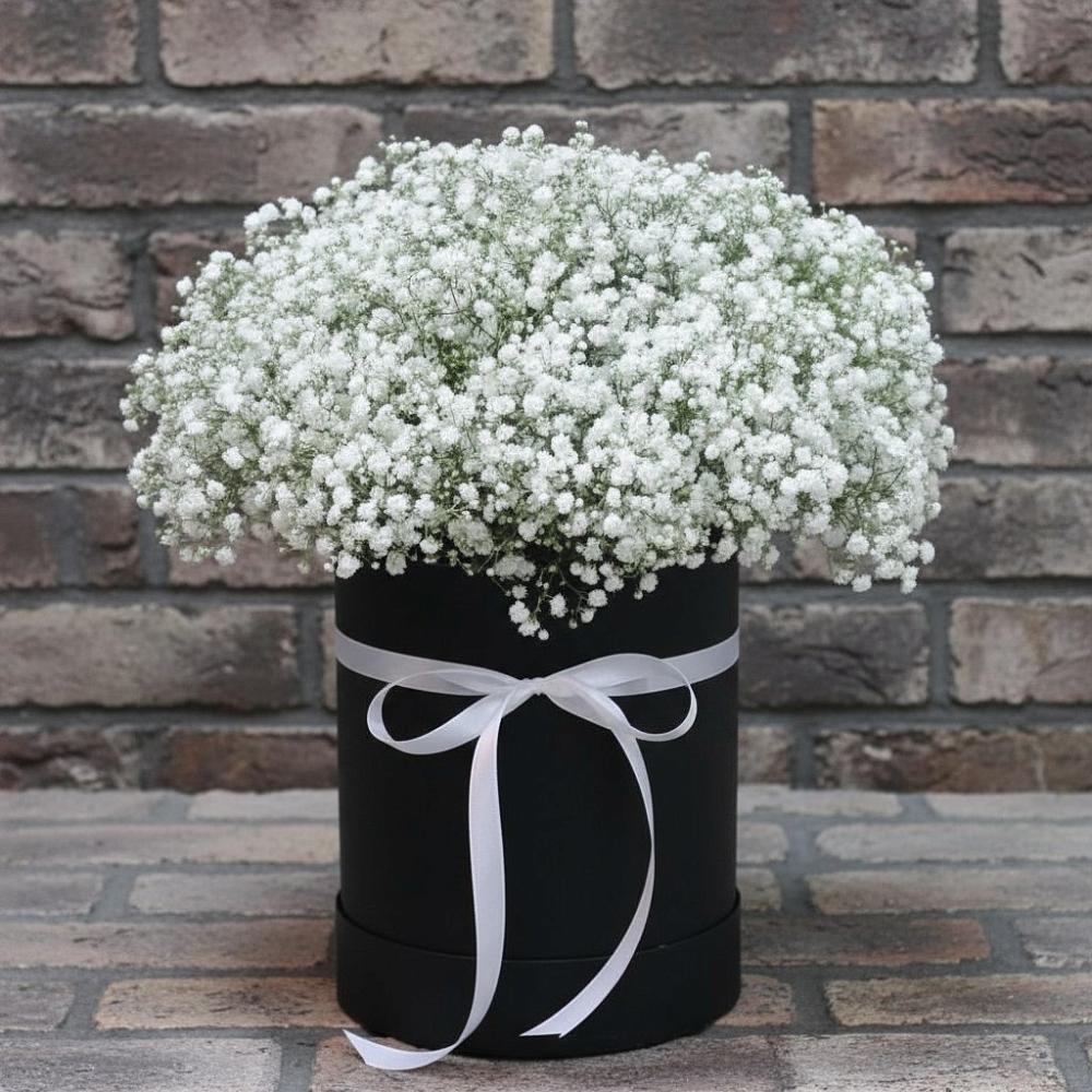 Цветочная композиция из Гипсофила в шляпной коробке в Новокорсунской