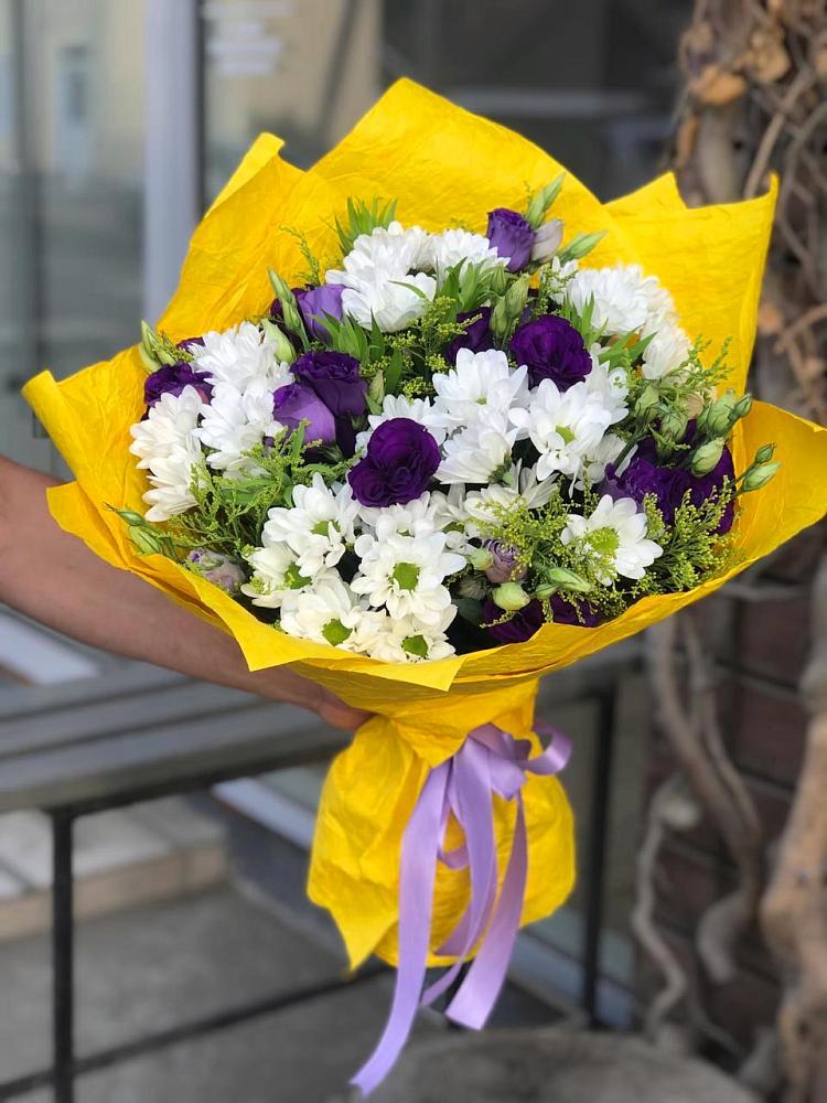 Букет цветов из: Ирисы, Хризантемы и Ромашки в Новокорсунской