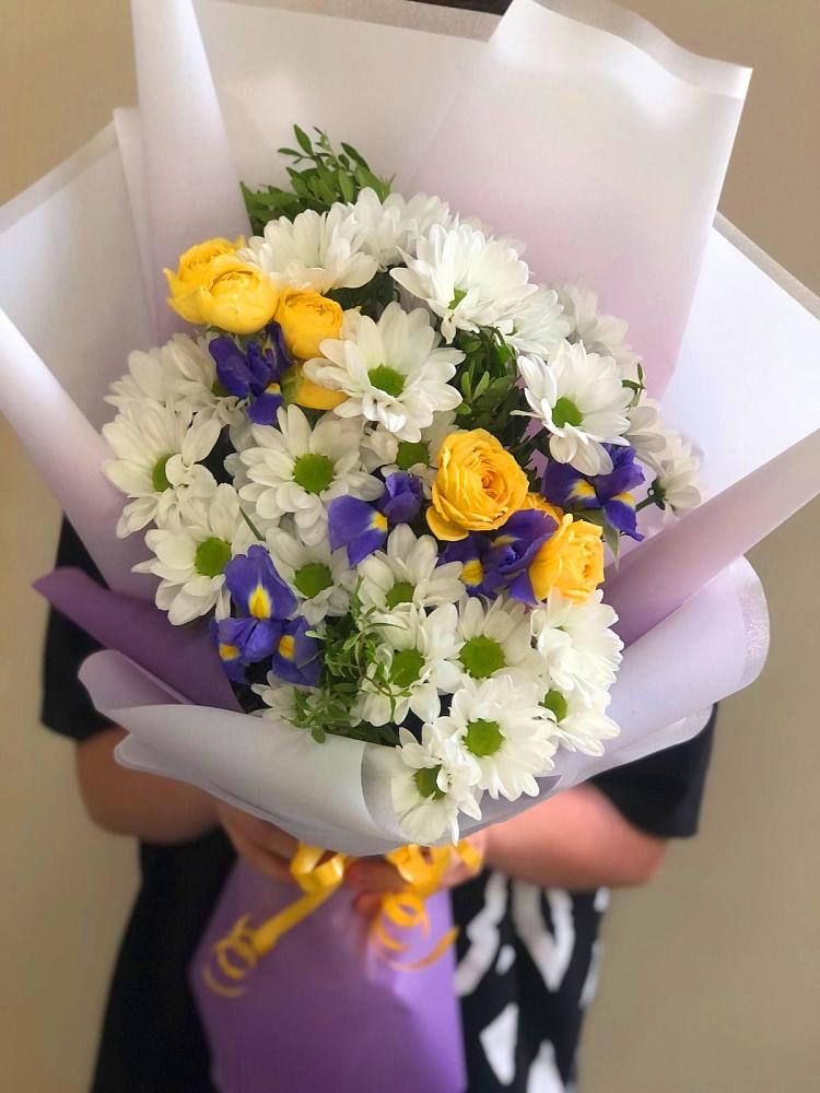Букет цветов из: Ирисы, Хризантемы и Розы в Новокорсунской