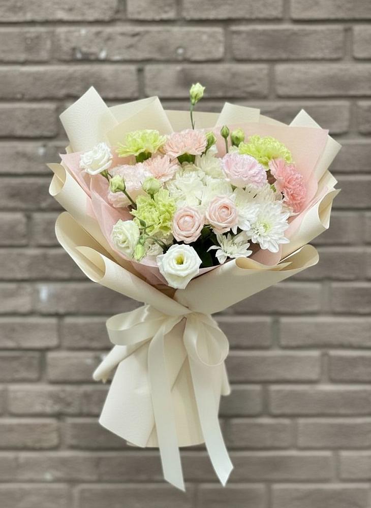 Букет цветов из: Гвоздики, Розы, Лизиантусы и Хризантемы в Новокорсунской