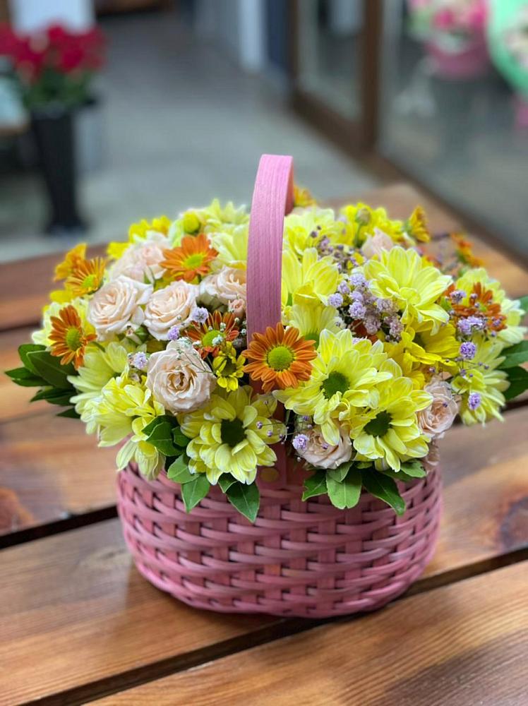 Цветочная композиция из Хризантемы и Розы в корзине в Новокорсунской