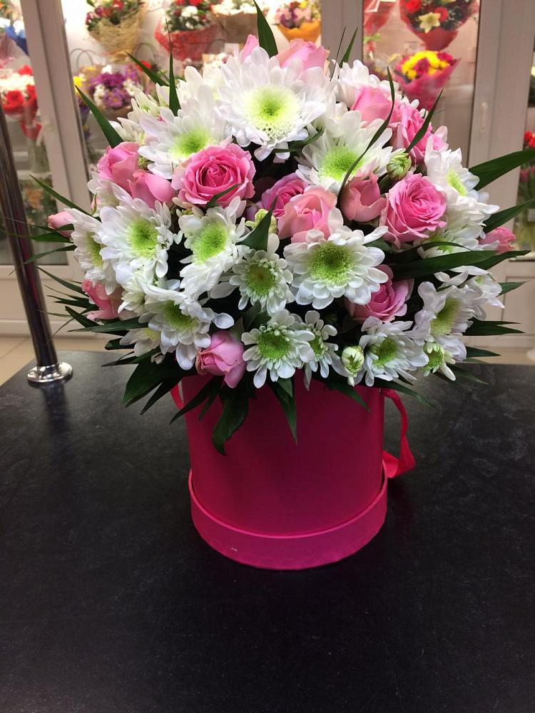 Цветочная композиция из Розы и Хризантемы в шляпной коробке в Новокорсунской