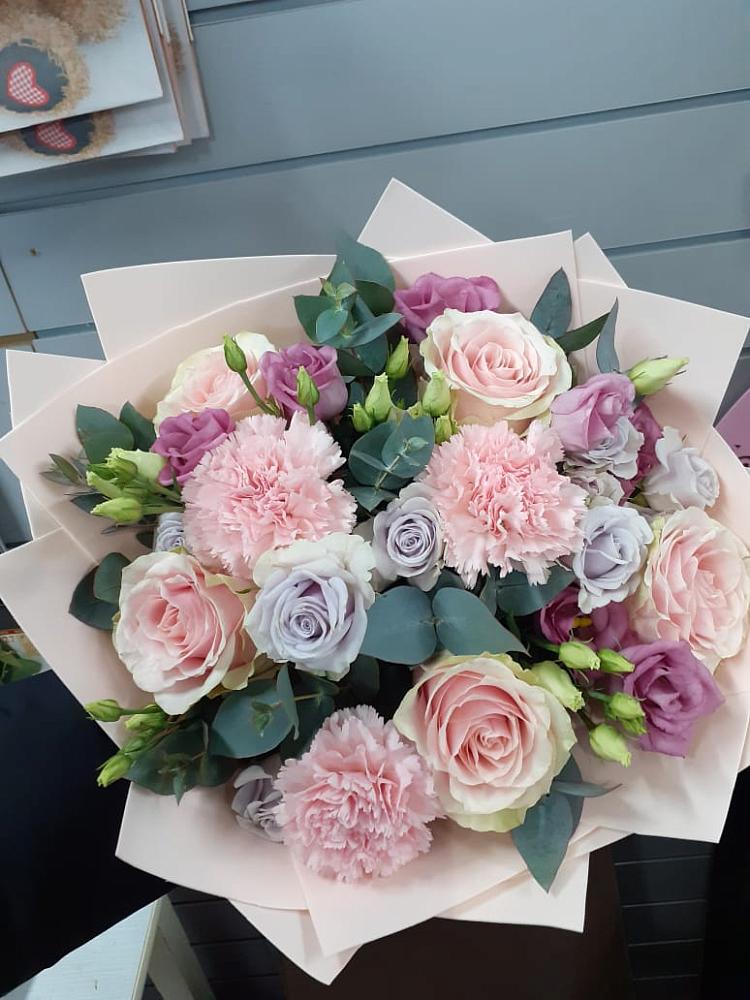 Букет цветов из: Розы, Гвоздики и Лизиантусы в Новокорсунской