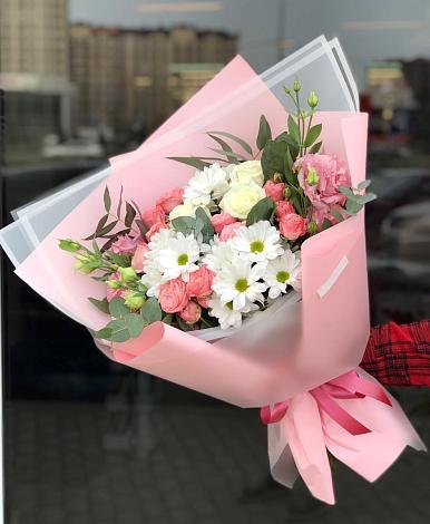 Букет цветов из: Розы, Лизиантусы и Хризантемы в Новокорсунской